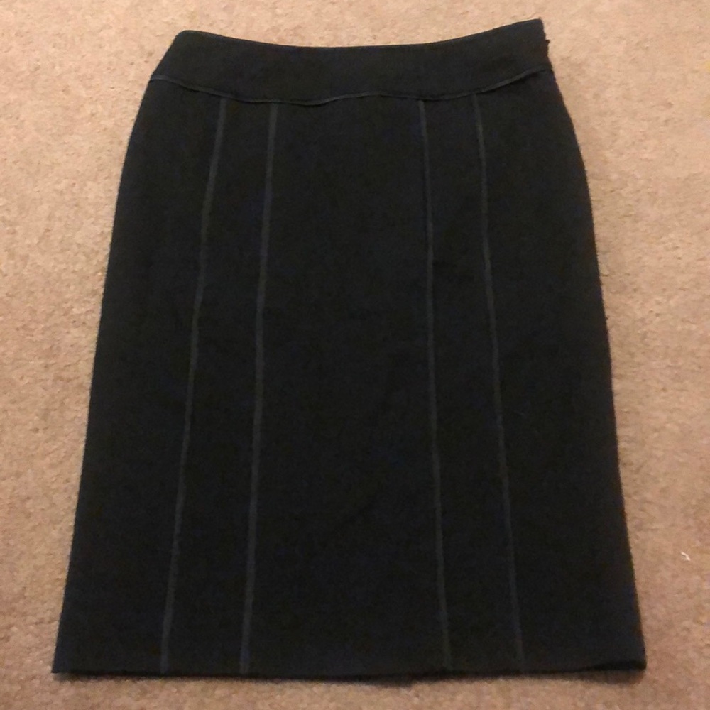 ❤️Black knee length skirt zips on side❤️